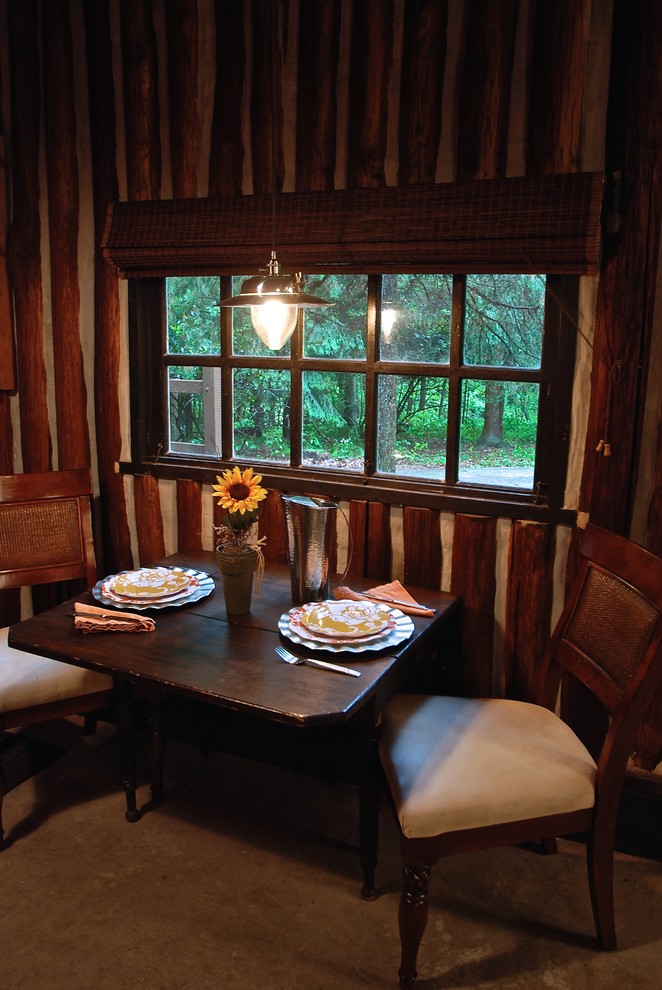 Свежая идея для дизайна: маленькая кухня-столовая в стиле рустика с коричневыми стенами без камина для на участке и в саду - отличное фото интерьера