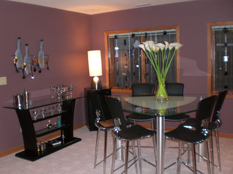 Стильный дизайн: отдельная столовая среднего размера в стиле модернизм с фиолетовыми стенами и полом из линолеума - последний тренд