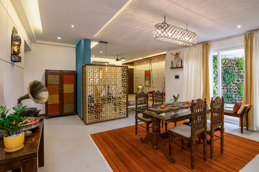 Großes Eklektisches Esszimmer mit weißer Wandfarbe und grauem Boden in Bangalore