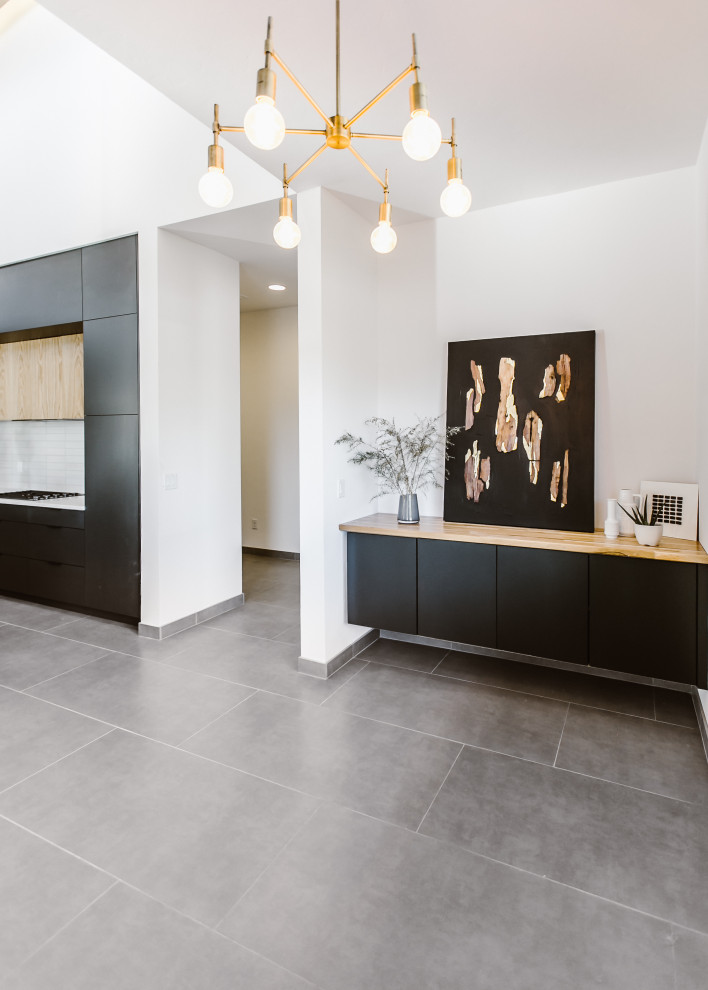 Идея дизайна: кухня-столовая среднего размера в скандинавском стиле с белыми стенами, полом из керамогранита и серым полом