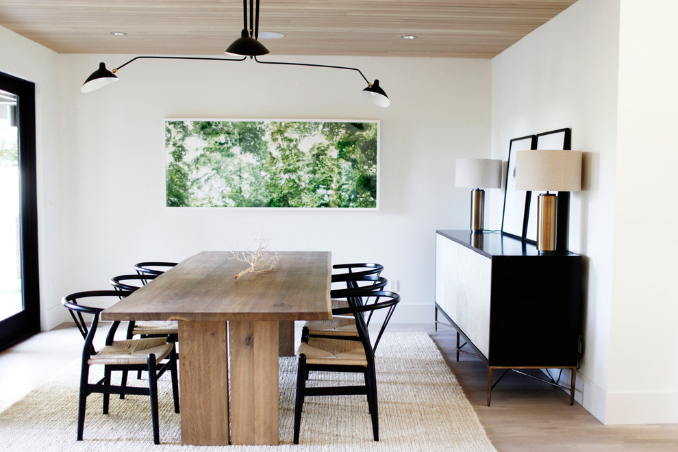 Стильный дизайн: кухня-столовая среднего размера в современном стиле с белыми стенами и светлым паркетным полом без камина - последний тренд
