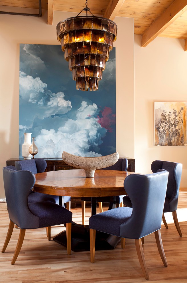 Immagine di una sala da pranzo contemporanea di medie dimensioni con pareti beige, pavimento in legno massello medio e nessun camino