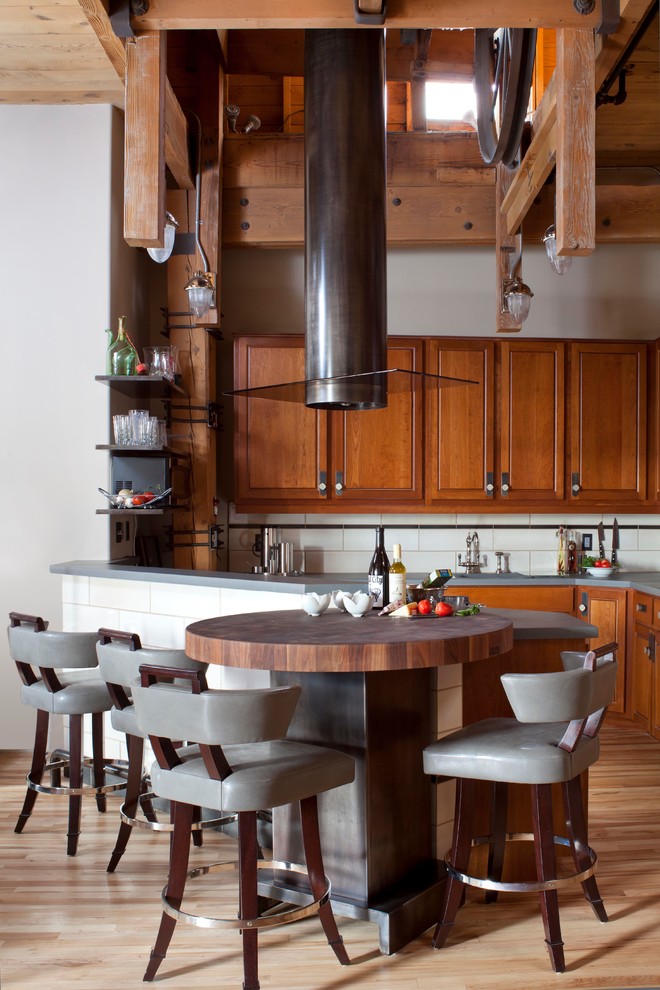 Mittelgroße Industrial Wohnküche mit beiger Wandfarbe und hellem Holzboden in Denver