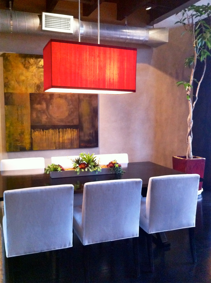 Immagine di un'ampia sala da pranzo aperta verso la cucina design con pareti beige, pavimento in compensato e pavimento nero