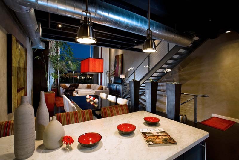 Immagine di una sala da pranzo aperta verso la cucina moderna di medie dimensioni con pareti beige, pavimento nero e pavimento in compensato