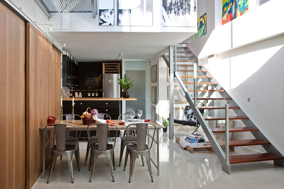 Idée de décoration pour une salle à manger ouverte sur la cuisine bohème avec un mur blanc.