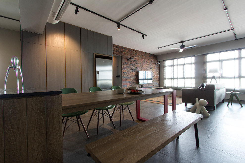 Esempio di una sala da pranzo aperta verso la cucina industriale con pareti beige e pavimento grigio
