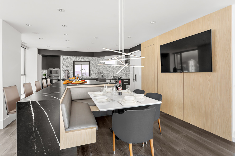 Idée de décoration pour une salle à manger ouverte sur la cuisine design de taille moyenne avec un sol marron, un mur blanc et parquet foncé.
