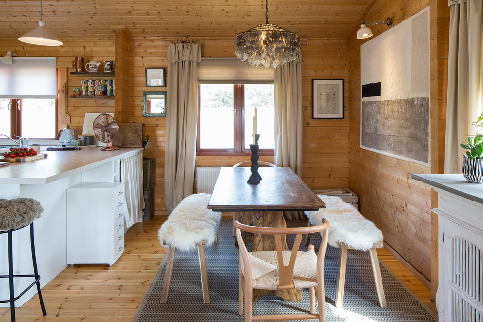 Idee per una piccola sala da pranzo aperta verso il soggiorno rustica con parquet chiaro