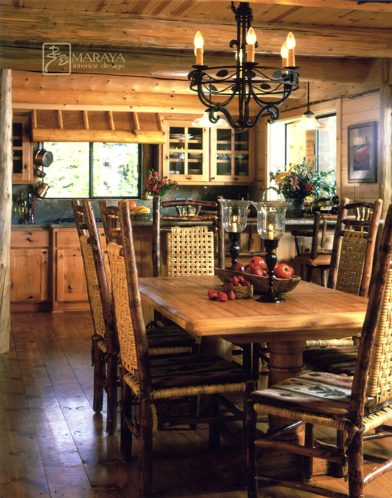 Foto på en mellanstor rustik matplats med öppen planlösning, med mellanmörkt trägolv, en standard öppen spis, en spiselkrans i sten och bruna väggar