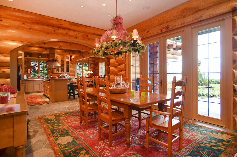 Idee per una grande sala da pranzo aperta verso la cucina stile rurale con pavimento in ardesia