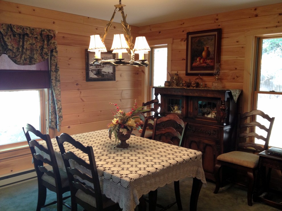 Cette image montre une petite salle à manger ouverte sur la cuisine chalet avec moquette et aucune cheminée.