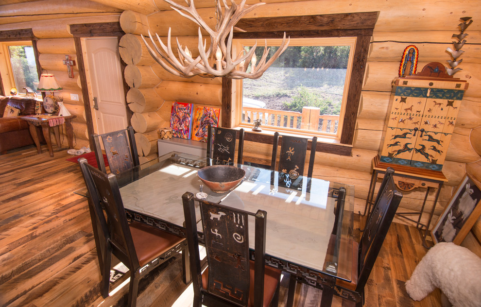 Bild på ett mellanstort rustikt kök med matplats, med beige väggar, mellanmörkt trägolv och beiget golv