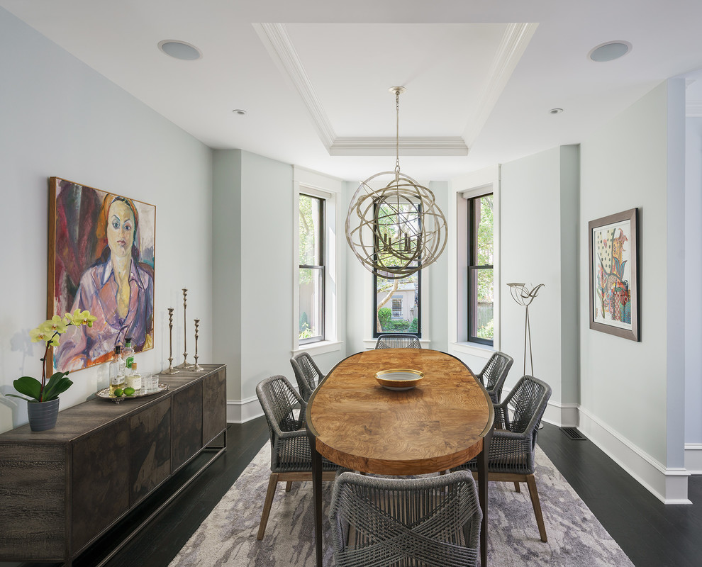 Klassische Wohnküche mit grauer Wandfarbe, dunklem Holzboden und braunem Boden in Washington, D.C.
