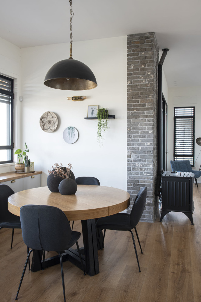 Ispirazione per una sala da pranzo aperta verso il soggiorno classica di medie dimensioni con pavimento in legno massello medio e pavimento bianco