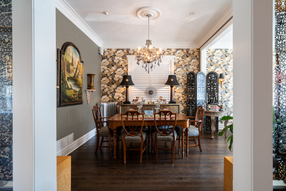 Foto de comedor clásico con paredes multicolor, suelo de madera oscura, suelo marrón y papel pintado
