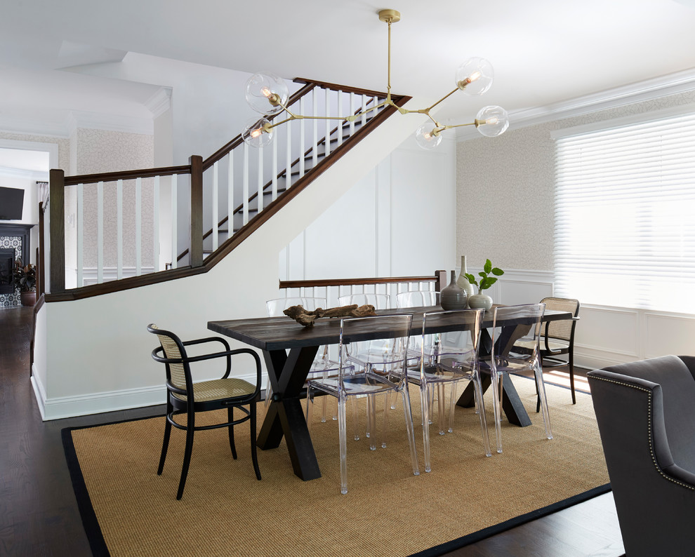 Esempio di una sala da pranzo aperta verso il soggiorno tradizionale con pareti beige, parquet scuro e pavimento marrone