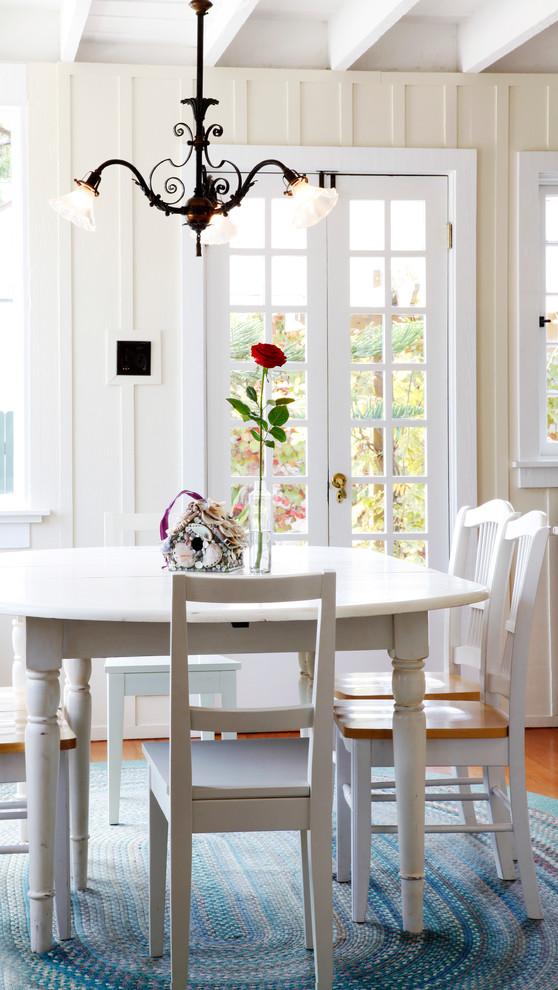 На фото: столовая в классическом стиле с белыми стенами с