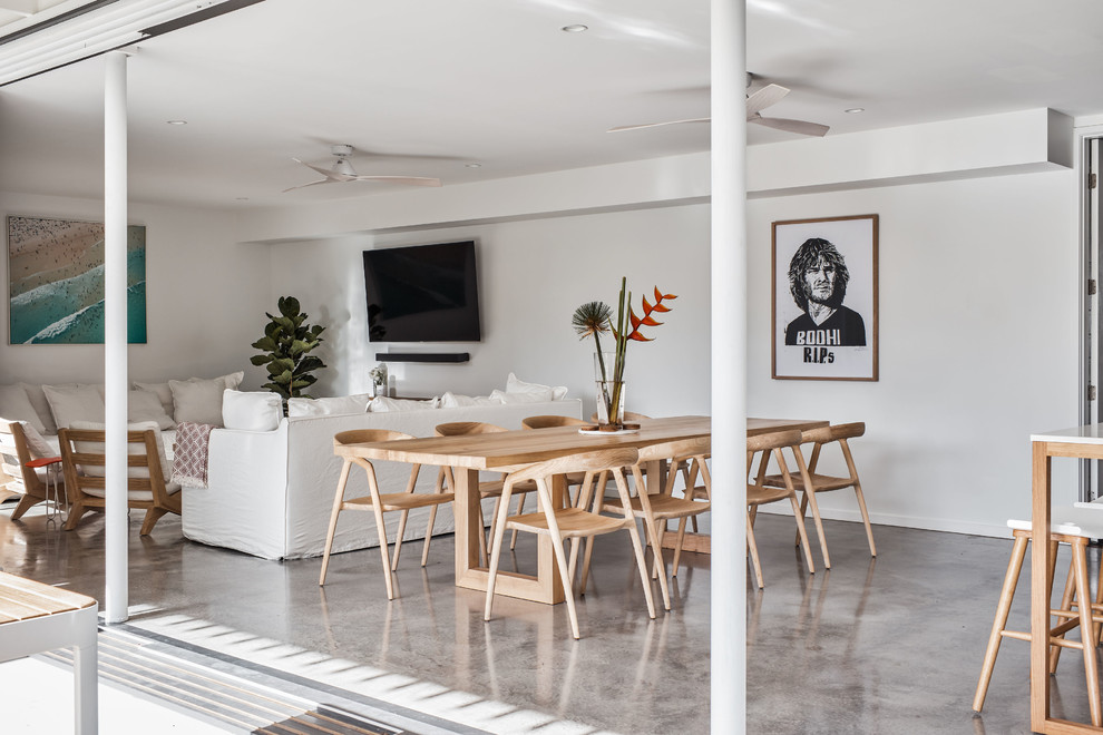 Ispirazione per una sala da pranzo aperta verso il soggiorno stile marinaro con pareti bianche e pavimento grigio