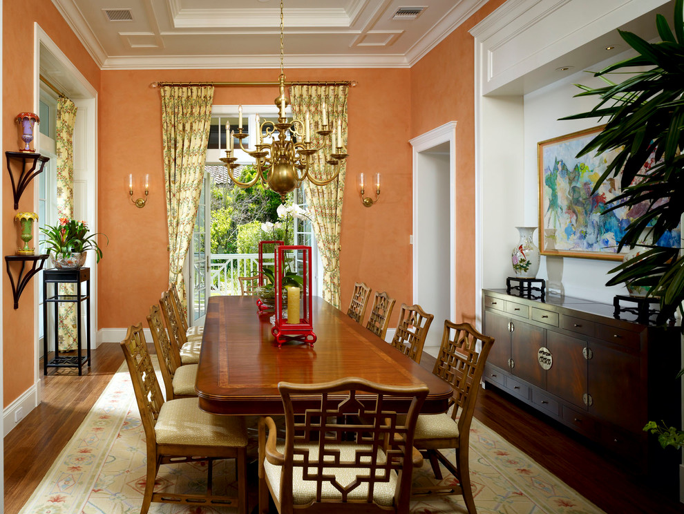 Стильный дизайн: столовая в классическом стиле с оранжевыми стенами - последний тренд