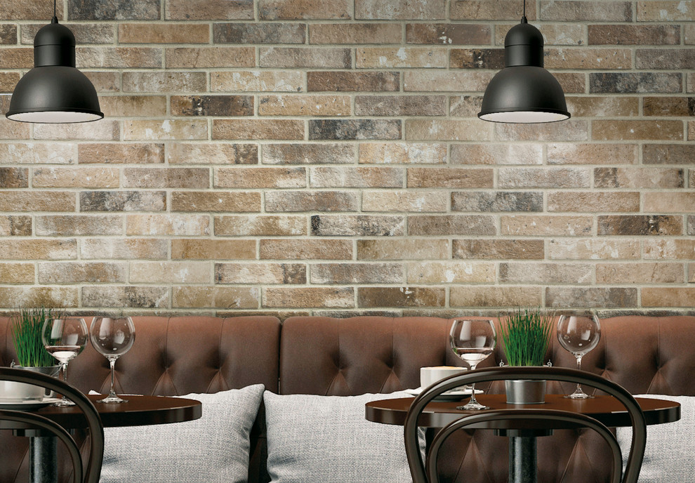 Стильный дизайн: гостиная-столовая среднего размера в стиле неоклассика (современная классика) с коричневыми стенами - последний тренд