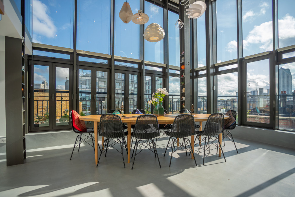 Esempio di un'ampia sala da pranzo aperta verso il soggiorno design con pavimento in gres porcellanato e pavimento grigio