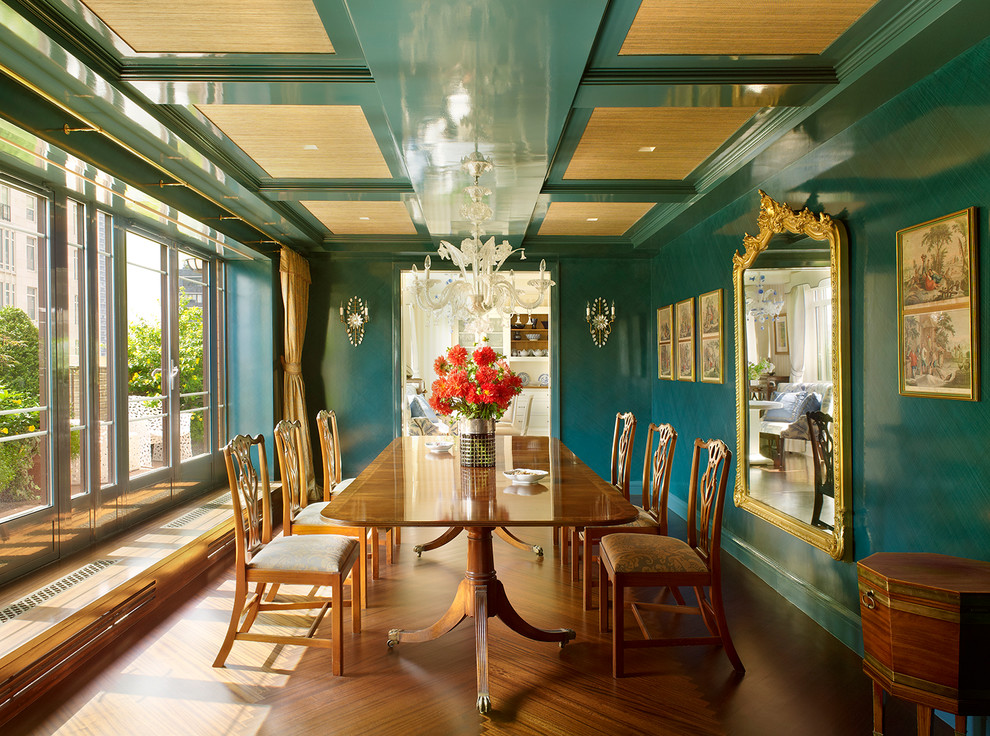 Idee per una sala da pranzo tradizionale chiusa con pavimento in legno massello medio e pareti blu