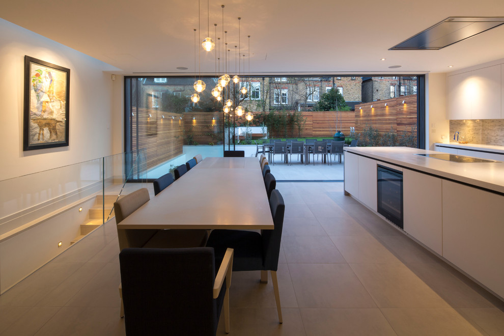 Свежая идея для дизайна: большая кухня-столовая в современном стиле с полом из керамической плитки - отличное фото интерьера