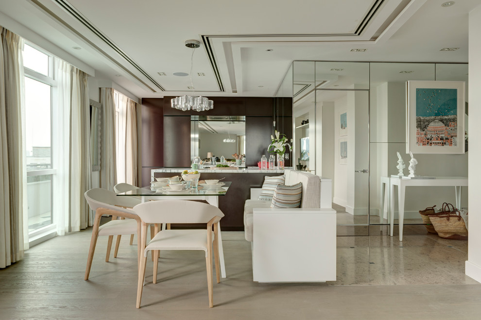 Esempio di una sala da pranzo aperta verso la cucina minimal con pavimento beige