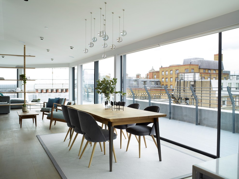 Idee per una sala da pranzo aperta verso il soggiorno design con pavimento grigio