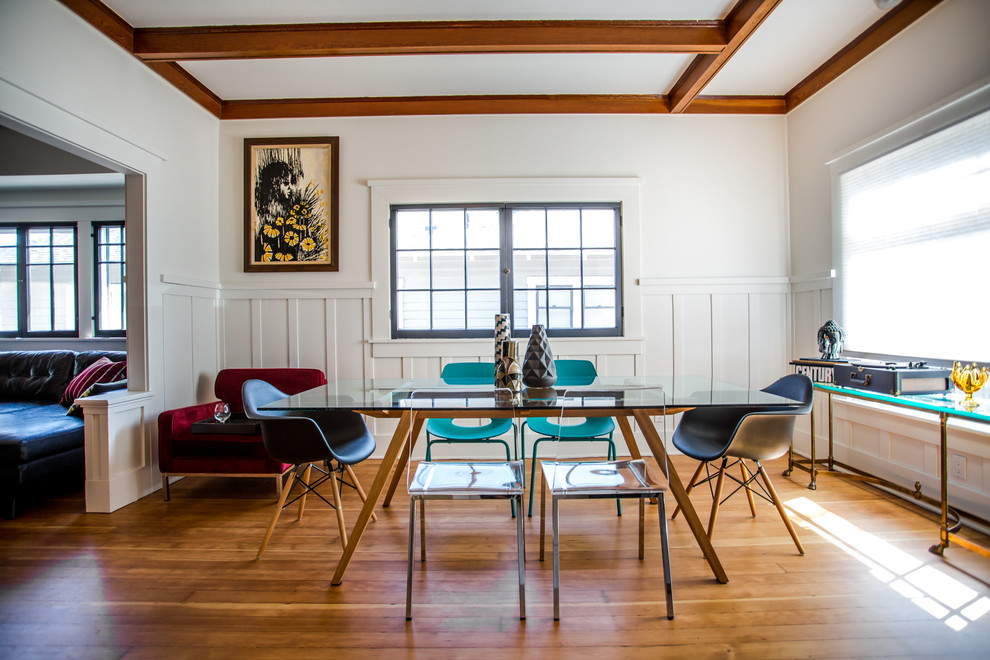 Immagine di una sala da pranzo design chiusa con pavimento in legno massello medio