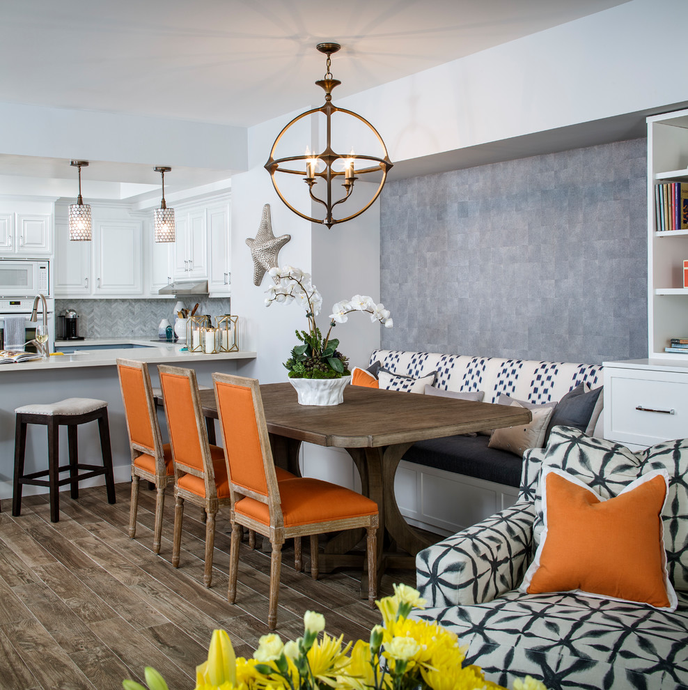 Immagine di una sala da pranzo aperta verso la cucina classica di medie dimensioni con pareti grigie e pavimento marrone