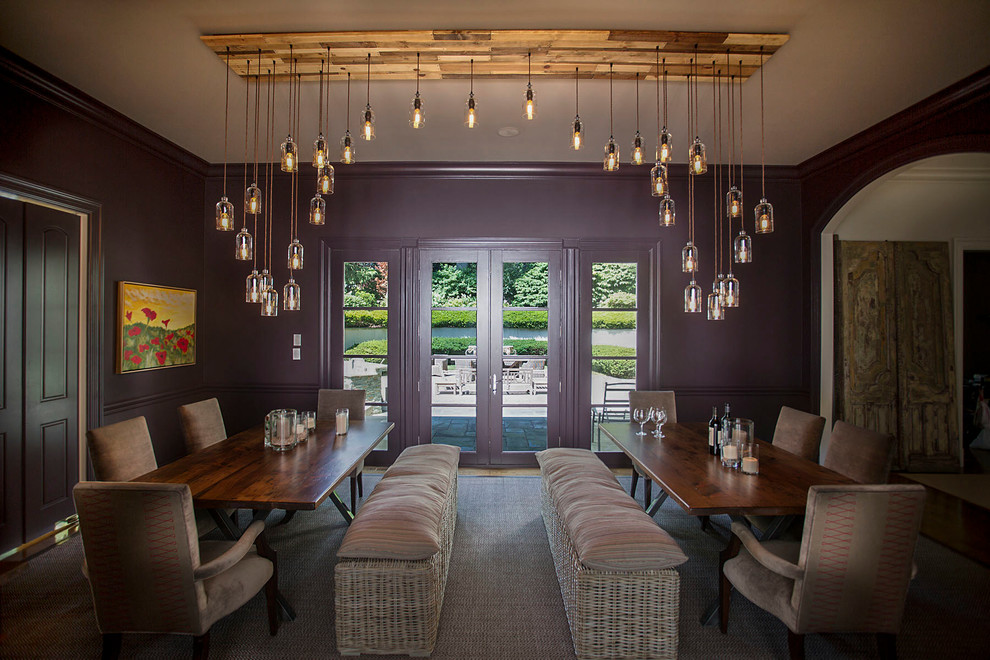 Aménagement d'une grande salle à manger éclectique avec un mur violet, un sol en bois brun et aucune cheminée.