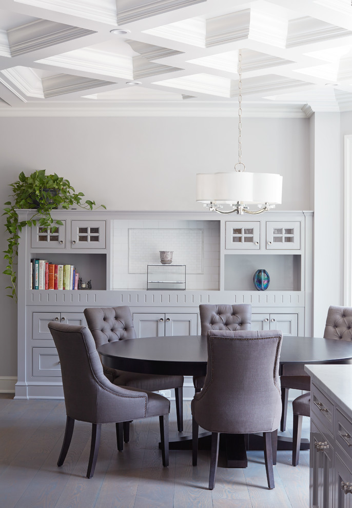 На фото: столовая в классическом стиле с серыми стенами и светлым паркетным полом