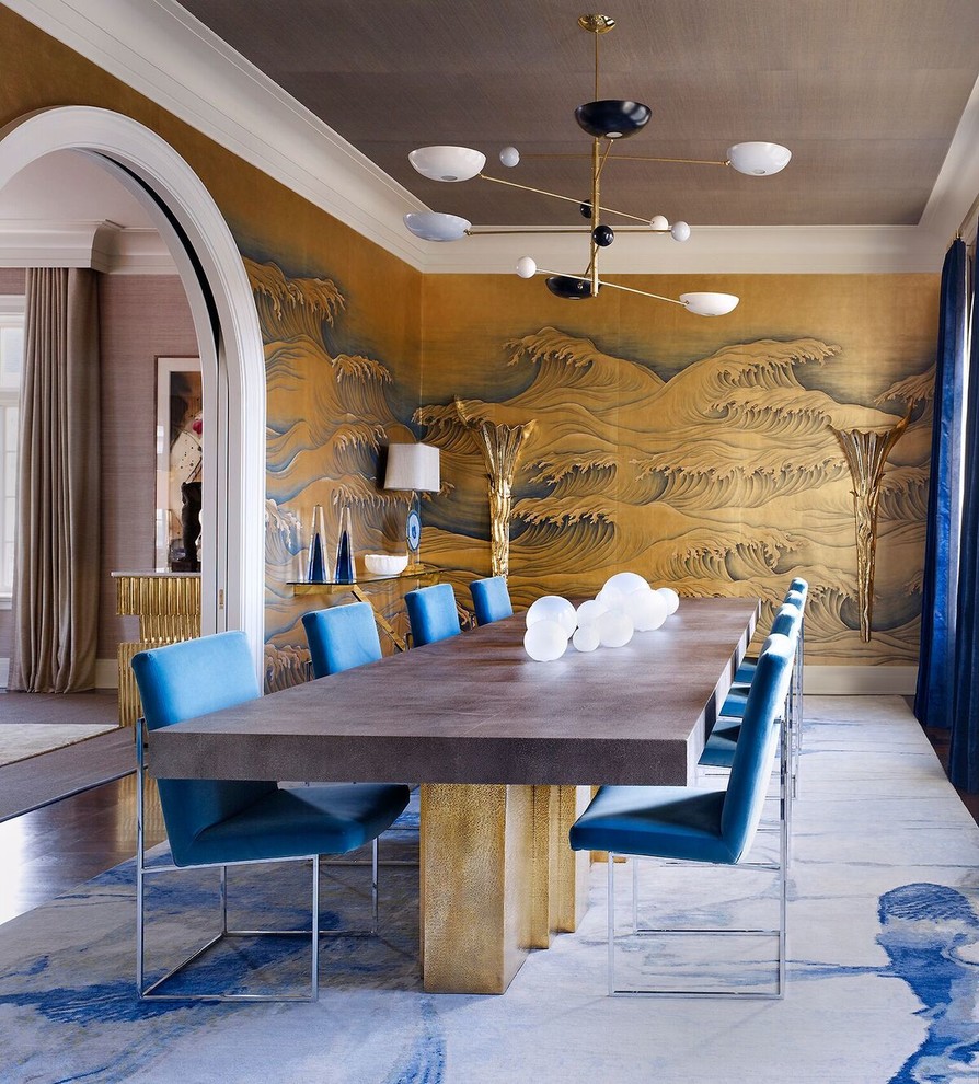 Idée de décoration pour une grande salle à manger asiatique fermée avec un mur multicolore, parquet foncé, aucune cheminée et un sol marron.