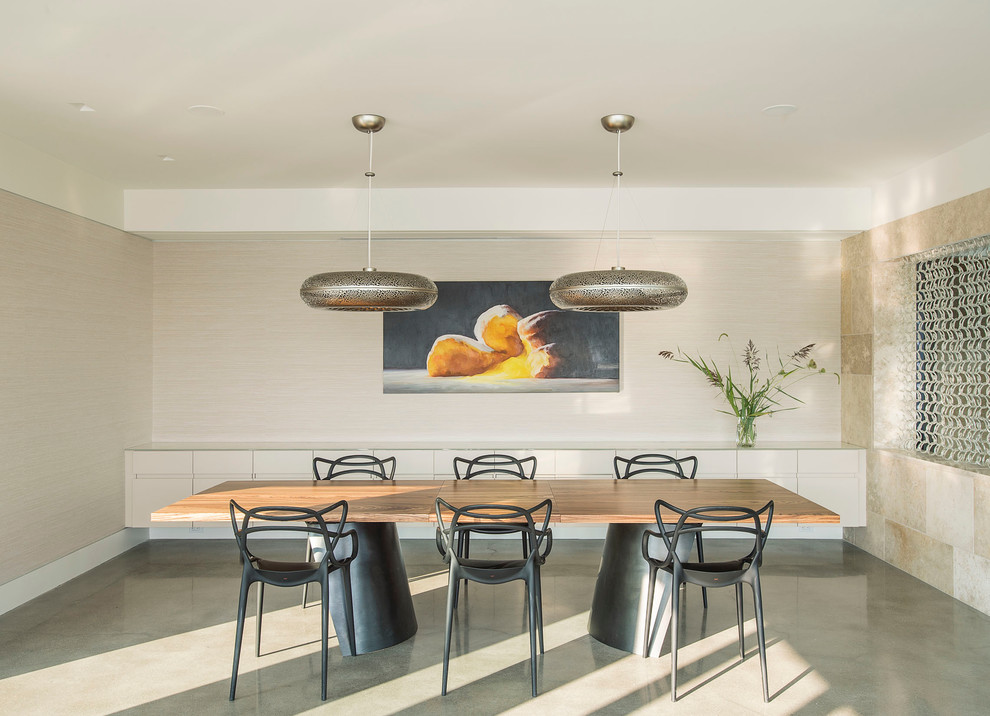 Idee per una grande sala da pranzo contemporanea chiusa con pareti beige e pavimento in cemento