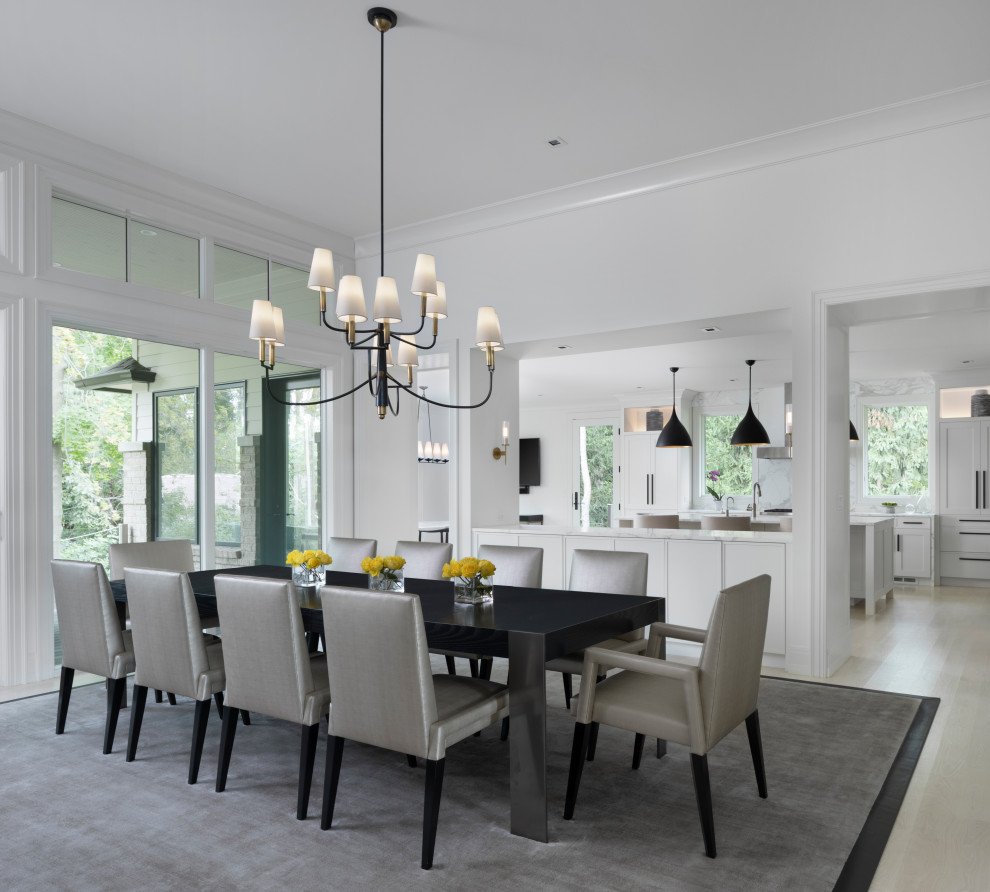 Idee per una sala da pranzo classica con pareti bianche, parquet chiaro e pavimento beige