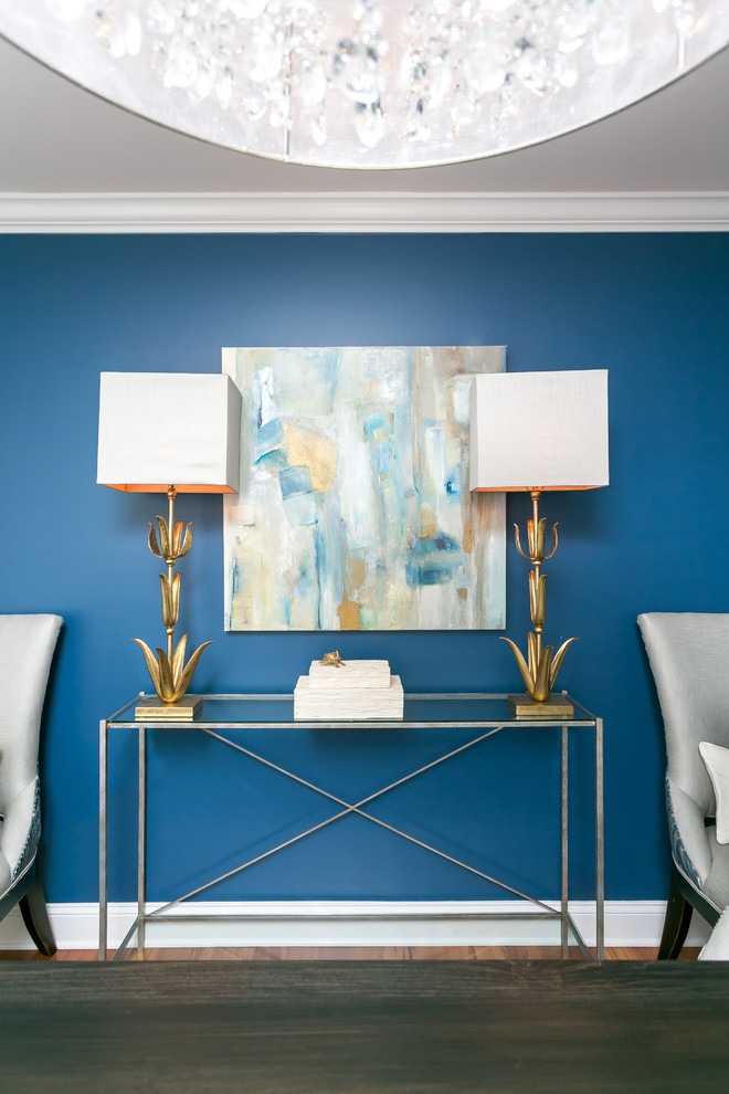 Esszimmer mit blauer Wandfarbe in Charleston