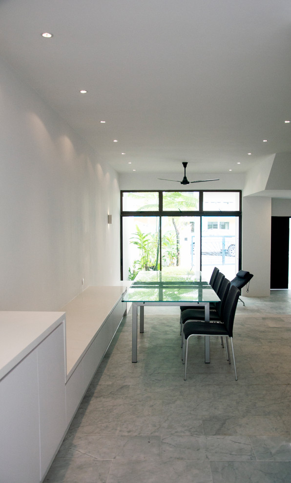 Mittelgroße Moderne Wohnküche mit weißer Wandfarbe und Marmorboden in Singapur