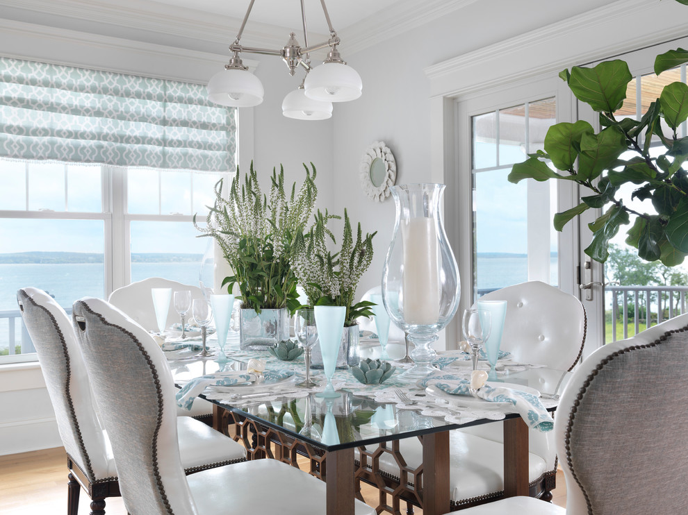 Cette photo montre une salle à manger bord de mer avec un mur blanc et éclairage.