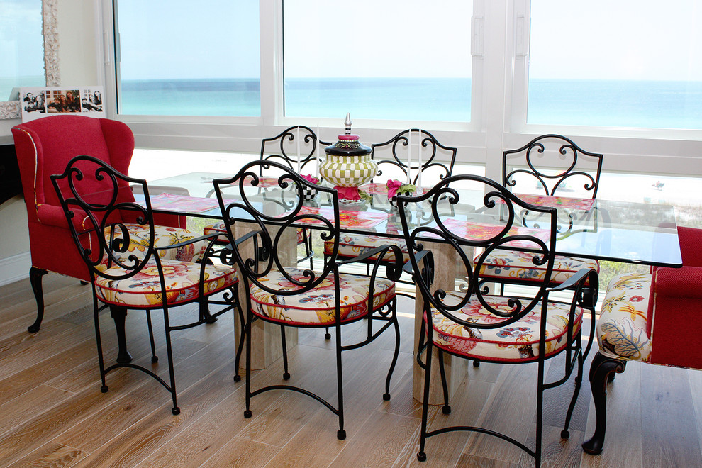 Idée de décoration pour une salle à manger ouverte sur le salon marine de taille moyenne avec un mur rouge, parquet clair et aucune cheminée.
