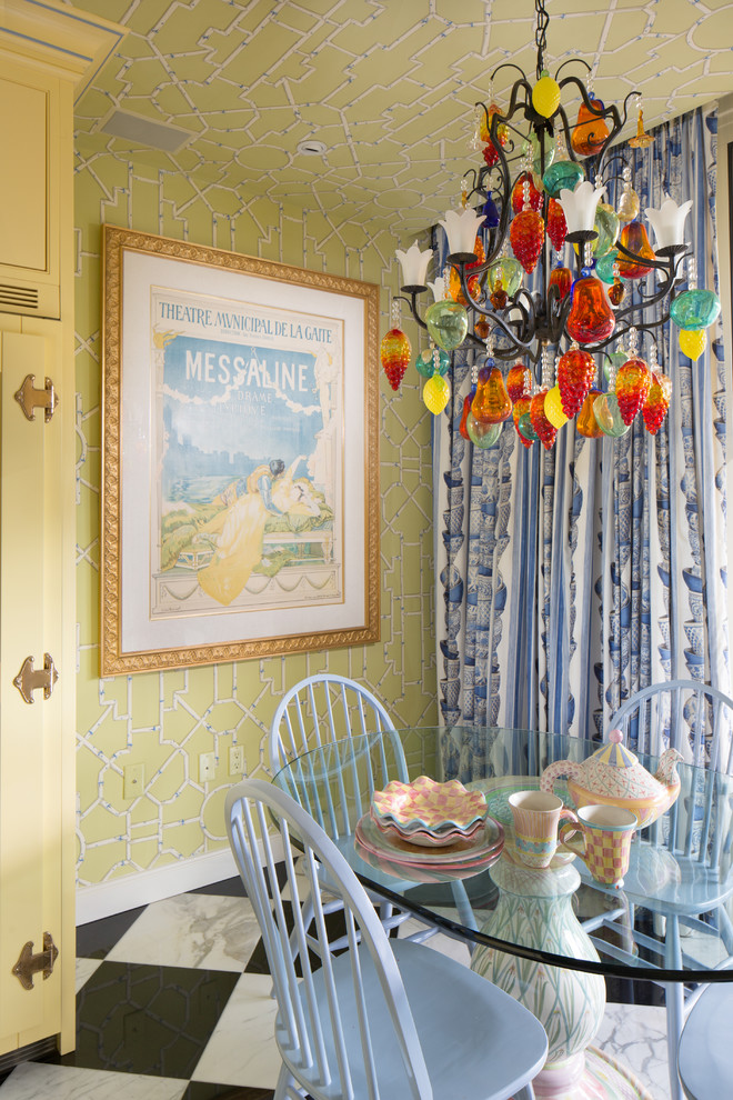 Immagine di una sala da pranzo aperta verso la cucina vittoriana con pareti verdi