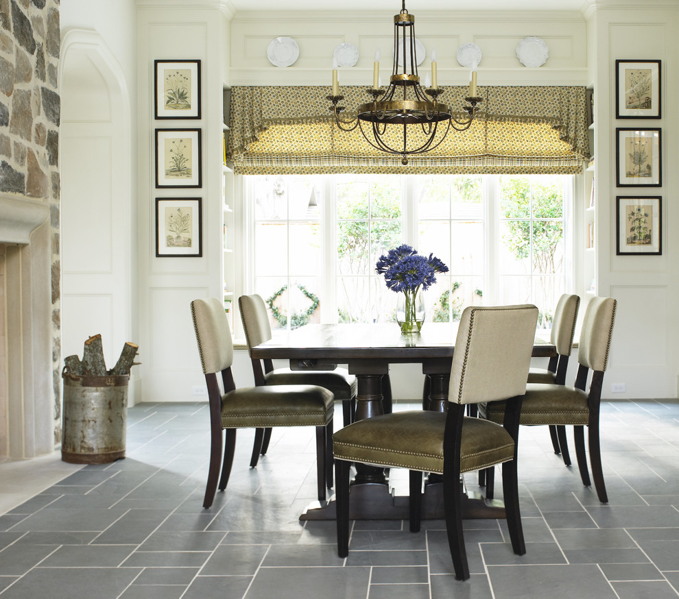 Ispirazione per una sala da pranzo tradizionale con pareti bianche, pavimento in ardesia e pavimento grigio