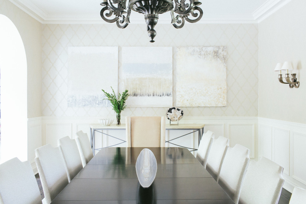 На фото: отдельная столовая в стиле неоклассика (современная классика) с белыми стенами