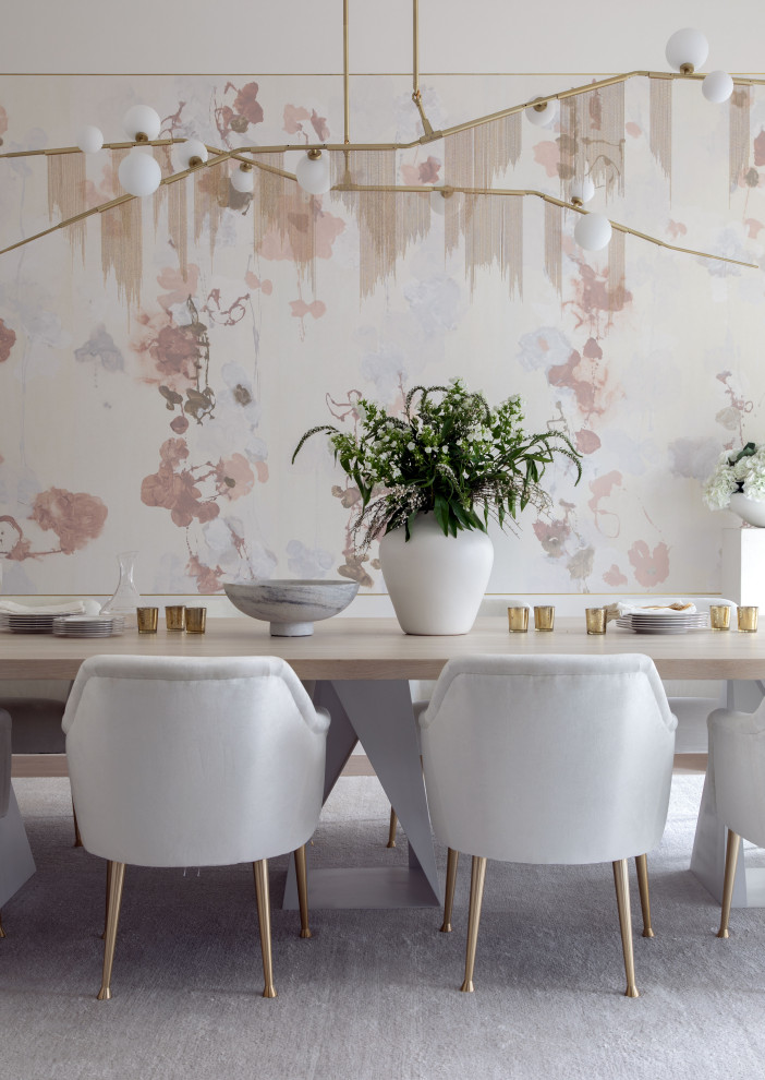 Свежая идея для дизайна: огромная отдельная столовая в стиле неоклассика (современная классика) с розовыми стенами, паркетным полом среднего тона, коричневым полом, многоуровневым потолком и обоями на стенах - отличное фото интерьера