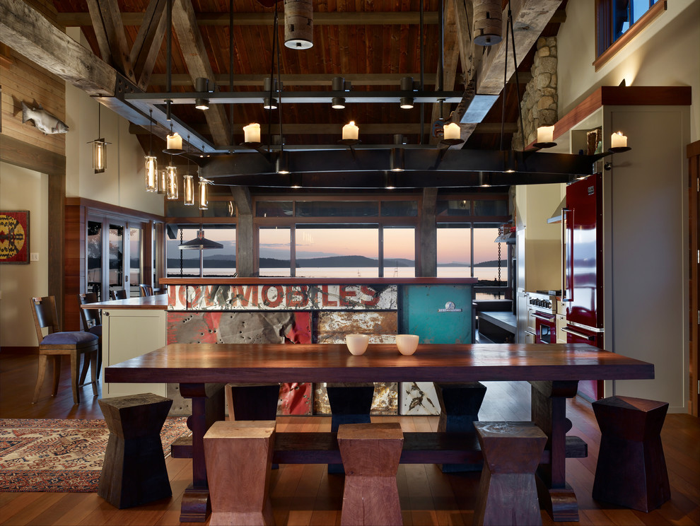Rustikale Wohnküche mit beiger Wandfarbe in Seattle