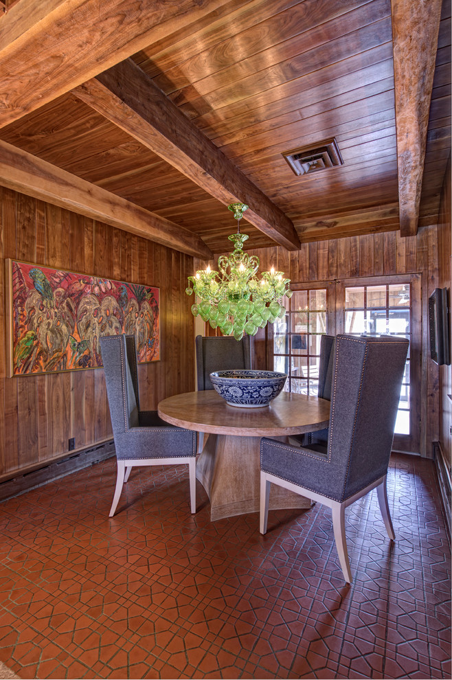 На фото: маленькая гостиная-столовая в стиле фьюжн с полом из керамической плитки без камина для на участке и в саду