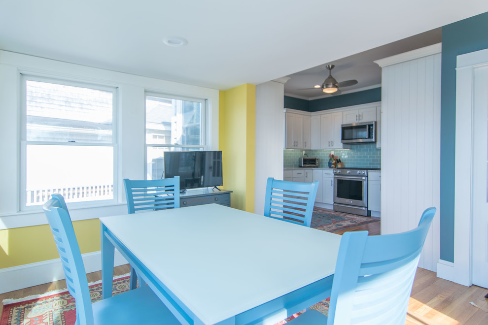 Mittelgroße Stilmix Wohnküche ohne Kamin mit gelber Wandfarbe, hellem Holzboden und beigem Boden in Boston