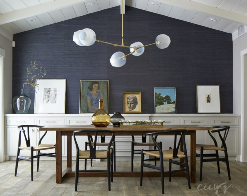 Ejemplo de comedor rústico de tamaño medio abierto con paredes azules, suelo de madera clara, todas las chimeneas y marco de chimenea de madera