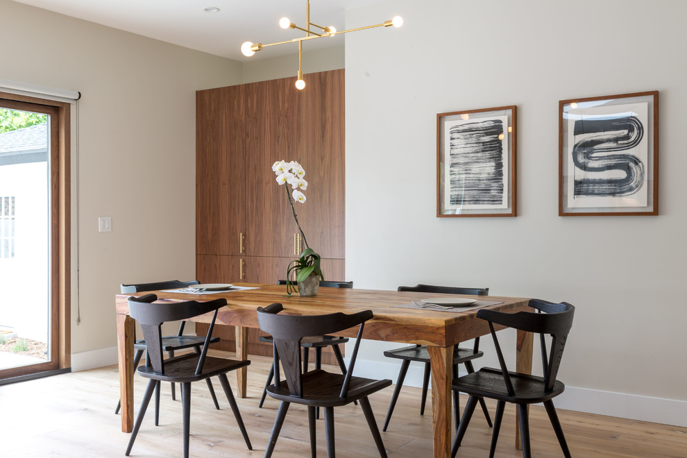 Inspiration för en mellanstor funkis matplats med öppen planlösning, med beige väggar, mellanmörkt trägolv och beiget golv